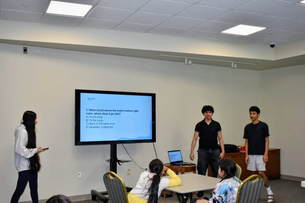 Students at the circulatory system workshop (7 of 18)