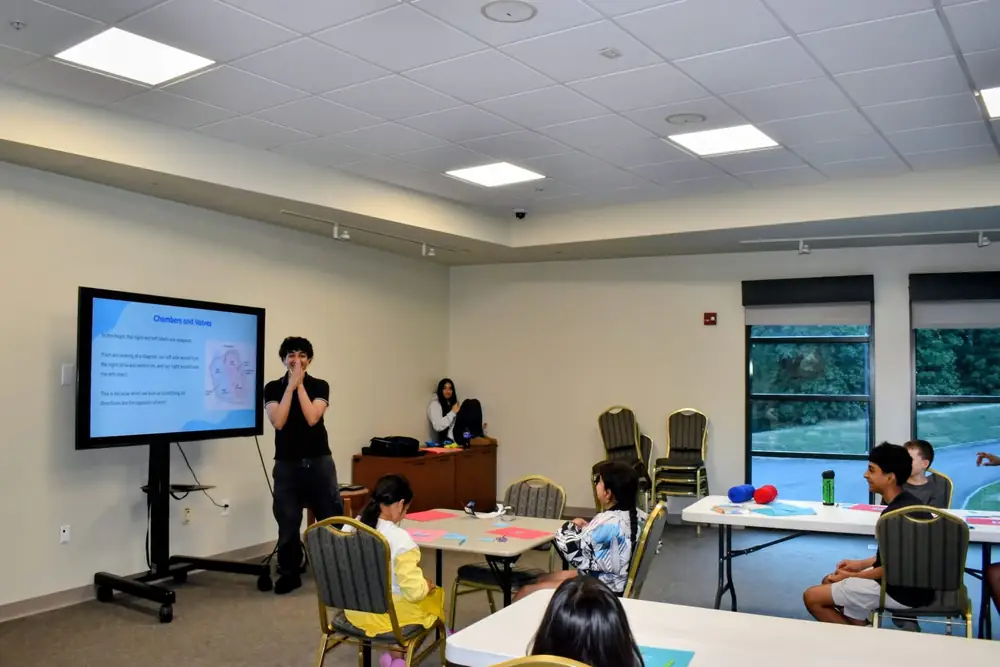 Students at the circulatory system workshop (16 of 18)